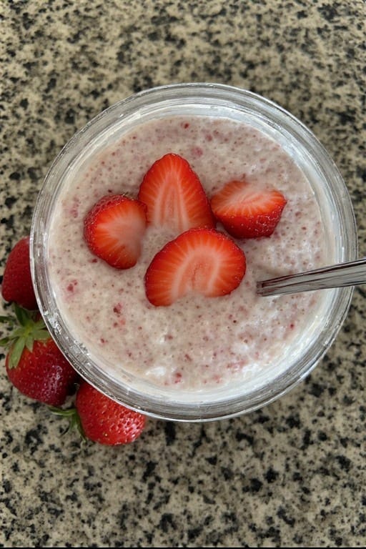 Strawberry Cheesecake Overnight Oats 
