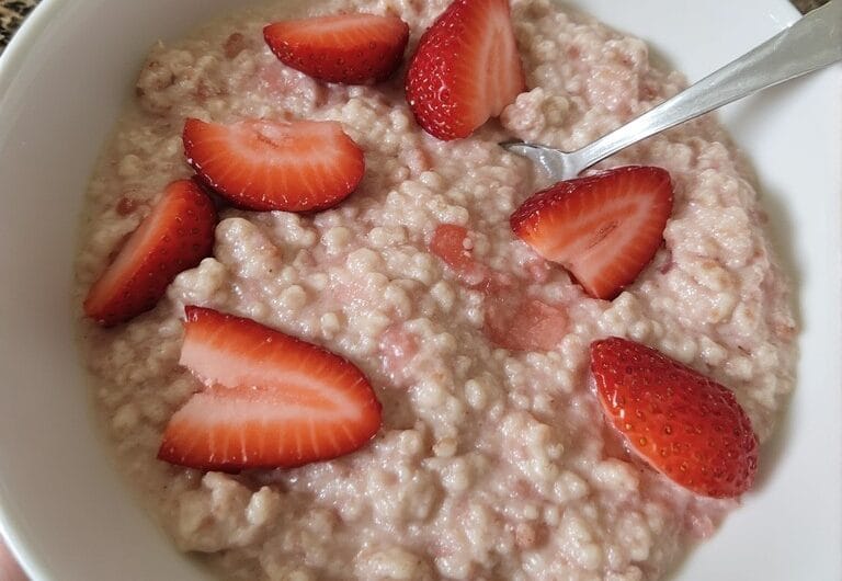 Strawberry Cheesecake Overnight Oats (Healthy Breakfast Recipe)