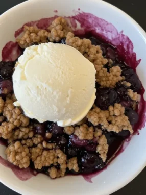 blueberry crisp in bowl